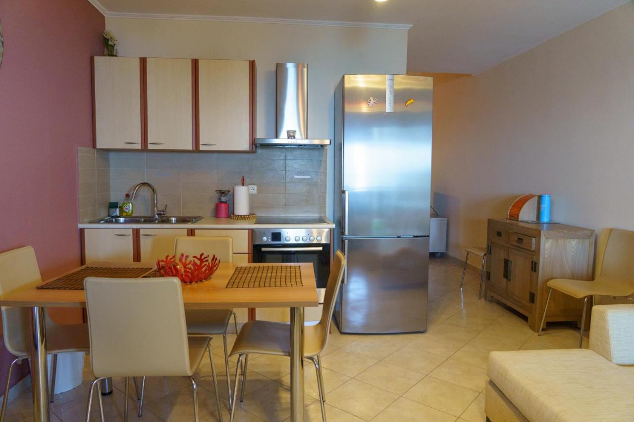 Loutsa By The Sea Apartamento Exterior foto