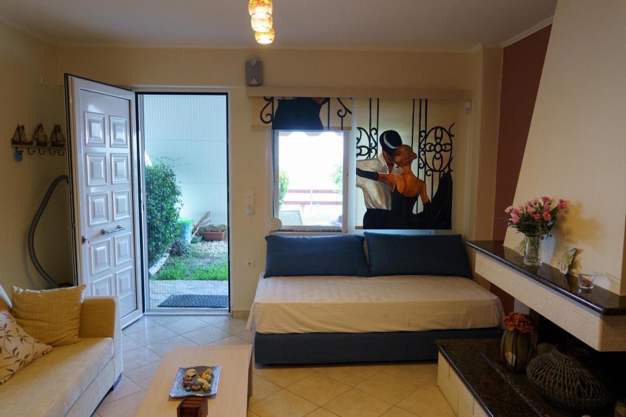 Loutsa By The Sea Apartamento Exterior foto