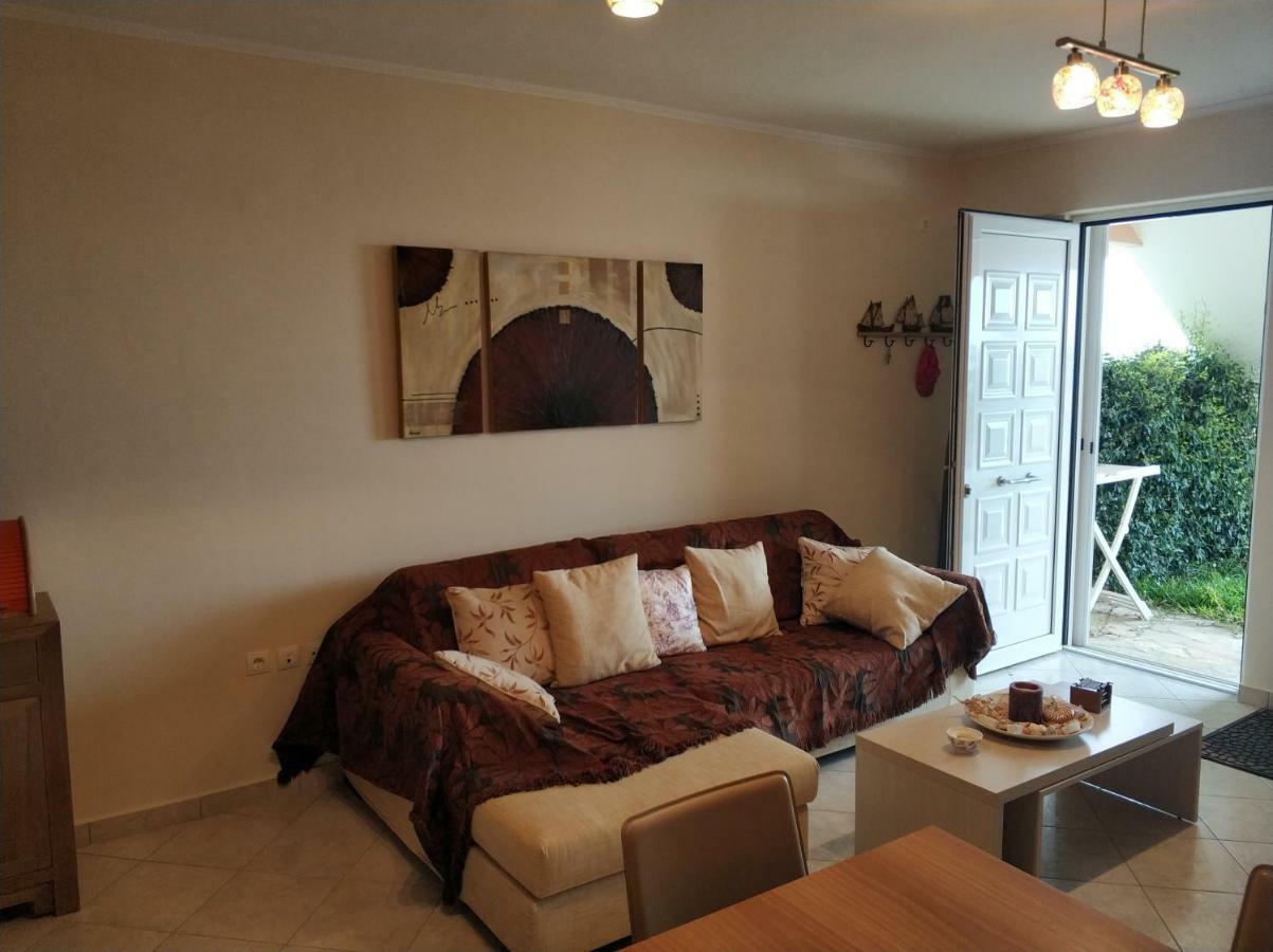 Loutsa By The Sea Apartamento Exterior foto